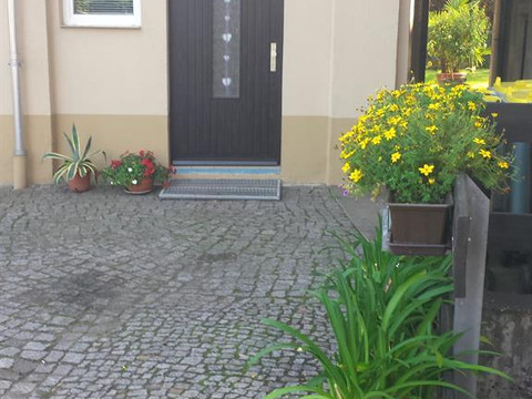 Eingang und PKW-Stellplatz