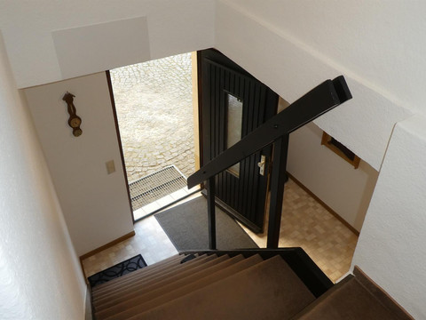 Flur mit Treppe zum Wohn- / Schlafraum
