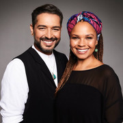 Gianni Jovanovic Oyindamola Alashe Gianni Jovanovic und Oyindamola Alashe lächeln herzlich in die Kamera vor neutralem Hintergrund.Gianni Jovanovic and Oyindamola Alashe smile warmly into the camera against a neutral background.