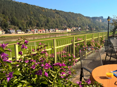 Terrasse mit Blick auf die Schrammsteine