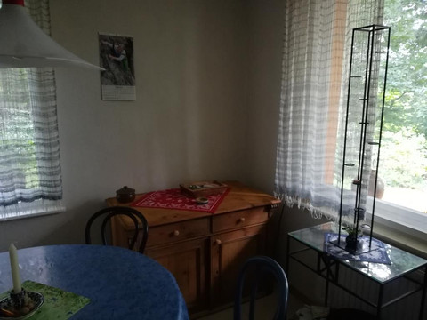 Wohnraum mit Fenster