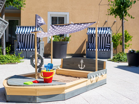 Aussenbereich mit Sandkasten