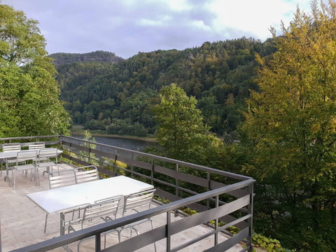 Terrasse am Haus mit Blick zur Elbe