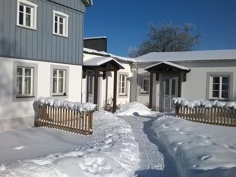 Eingang Ferienwohnungen 1 + 2 im Winter