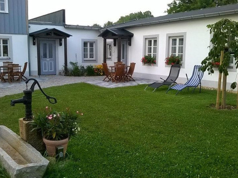 Liegewiese vor den Ferienwohnungen