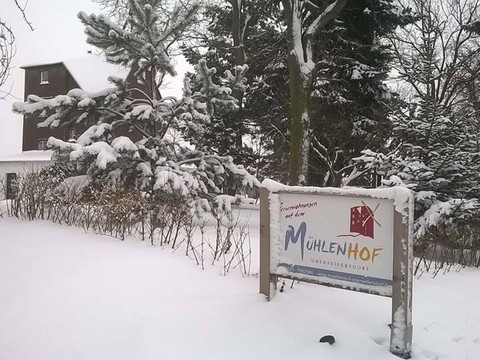 Hofeinfahrt im Winter