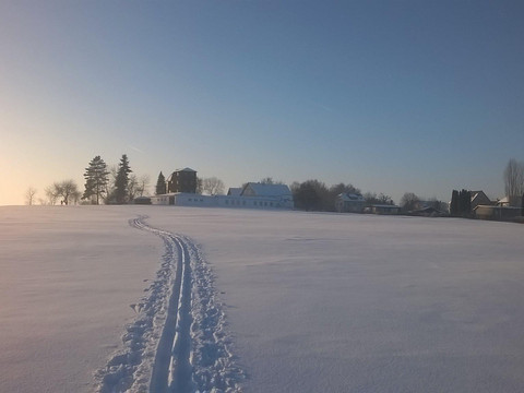 Blick zum Hof im Winter