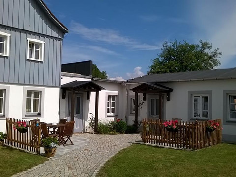 Terrassen vor Ferienwohnungen 1 und 2