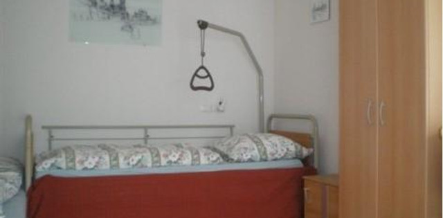 Schlafbereich mit Pflegebett © FW Familie Dietrich