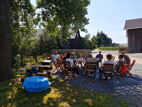 Gutshof_Schirgiswalde_Außenbereich_Baum_Sitzecke