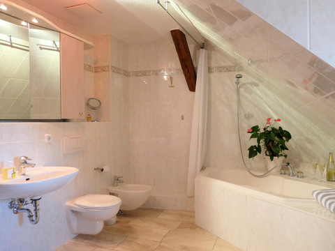 _1040691 BAD mit Marmorboden