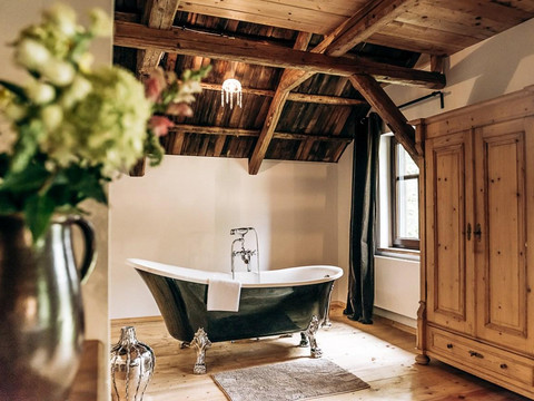 Schlafzimmer mit Badewanne Suite