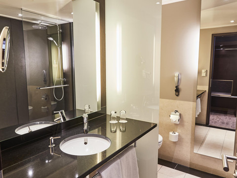 SHR_Dresden_DeSaxe_rooms_PremiumRoom_Badezimmer-5m