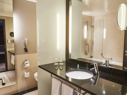 SHR_Dresden_DeSaxe_rooms_SuperiorRoom_Badezimmer-5