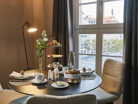 SHR_deSaxeDresden_rooms_Suite_roombreakfast-5mb