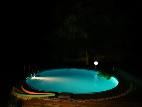 Pool bei Nacht
