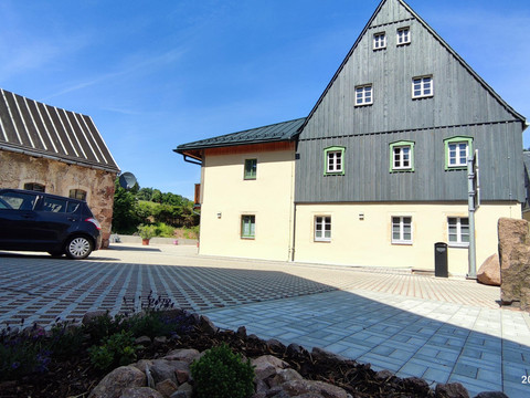 Haus mit Parkplätzen