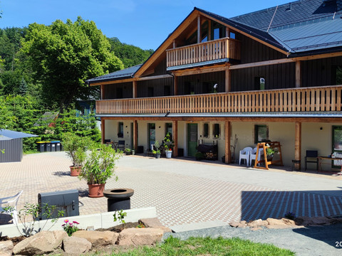 Haus mit Hof und Fahrradschuppen