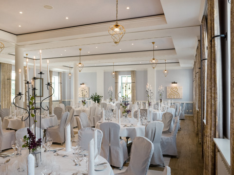 Fliederhof mit Säulen - runde Tische