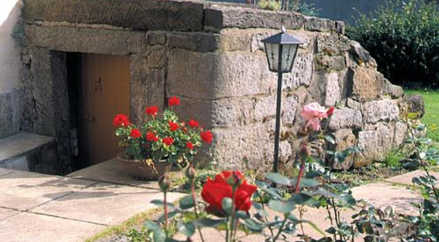 Eingang Heideborn ( der größte Hausbrunnen )