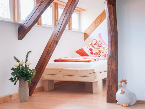 Bett in Nische vom Wohnraum