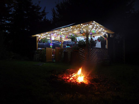 Gartenhaus mit Lagerfeuer