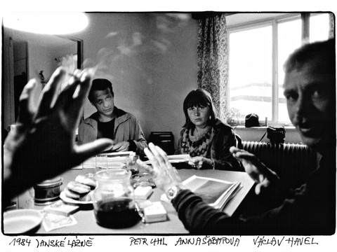 Freiheit_Bohdan_Holomicek.jpg Vier Personen sitzen am Tisch in einer häuslichen Küche, diskutierend bei Getränken.Four people are sitting at a table in a domestic kitchen, discussing over drinks.Čtyři lidé sedí u stolu v domácí kuchyni a diskutují u skleničky.Cztery osoby siedzą przy stole w domowej kuchni i dyskutują przy drinku.Vier mensen zitten aan een tafel in een woonkeuken en praten onder het genot van een drankje.Quattro persone sono sedute al tavolo di una cucina domestica e discutono davanti a un drink.