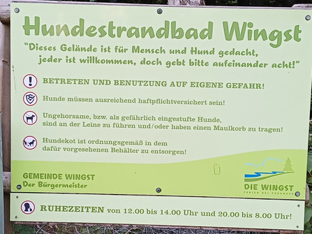 Benutzungsordnung Elchtal Informationsschild am Eigang zum Hundebadestrand Elchtal in Wingst:: Benuzung auf eigene Gefahr, Hunde müssen haftpflichtversichert sein, ungehorsame oder als gefährlich eingestufte Hunde sind an der Leie zu führen, Hundekot ist ordnungsgemäß zu entsorgem,