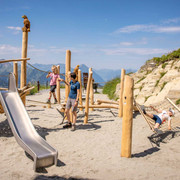 schynige-platte-spielplatz-familie.jpg