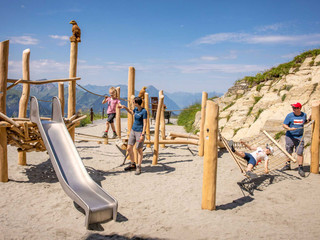 schynige-platte-spielplatz-familie.jpg