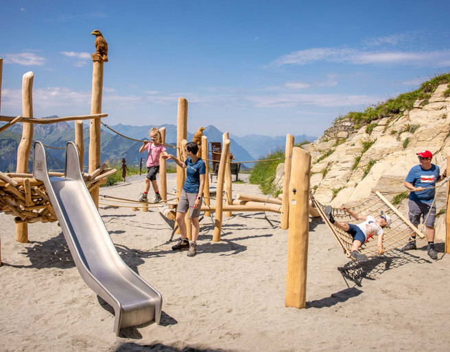 schynige-platte-spielplatz-familie.jpg