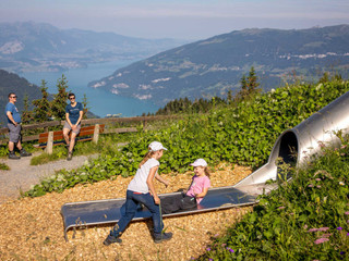 schynige-platte-spielplatz-familie-aussicht-thunersee.jpg