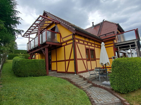 Außenansicht vom Haus und Grundstück