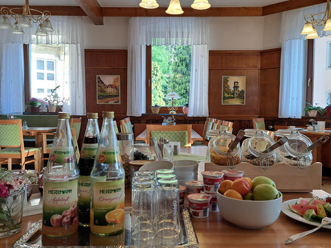 Frühstücksbuffet- frisches Obst und lecker Saft