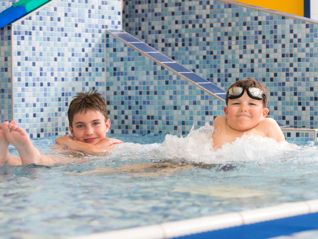 Zwei Jungs im Schwimmbad OsteWelle