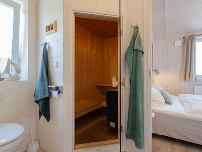 Ferienpark Sankt Andreasberg - Sauna mit Blick ins Schlafzimmer