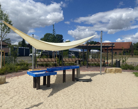 Spielplatz am Marktplatz Loccum.jpeg Wasserspiel mit Sand und Sonnensegel