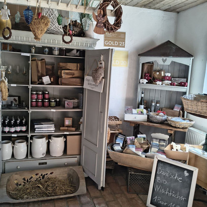 Hofladen_Remise Geschenke 1_web.jpg