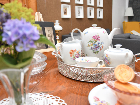 KaffeetischmitBlumen3