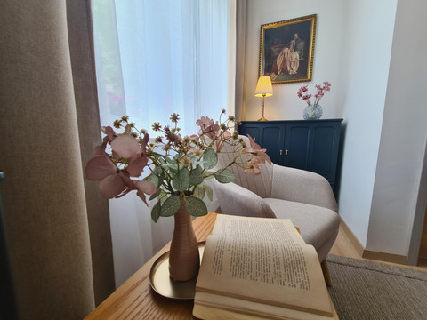 Zimmer1mitBuchNahdran2