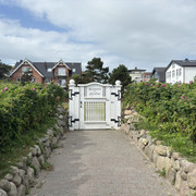 Eingang zum Friedhof der Heimatlosen in Westerland