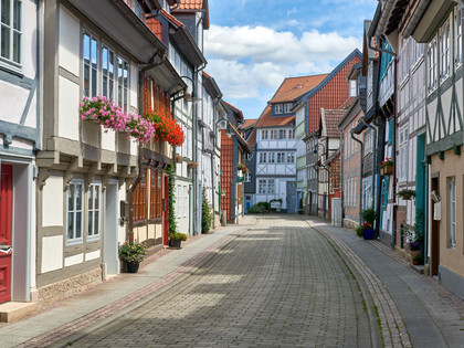 WF-Krumme-Strasse-Blumen.jpg Fachwerkgasse, an den Häusern hängen Blumentöpfe mit Geranien