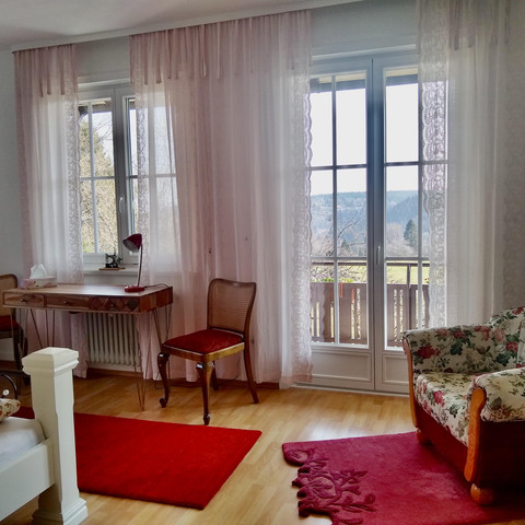 Lesen oder Schreiben im Roten Schlafzimmer