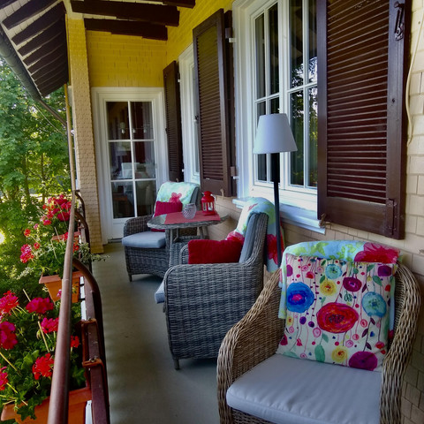 Balkon mit gemütlichen Sitzmöbeln