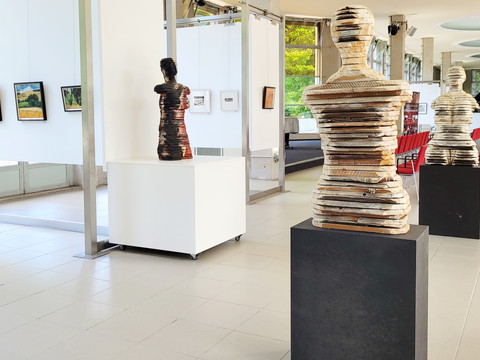 AusstellungKWH©GeraldWunderlich.jpg Innenansicht der Ausstellung mit Skulpturen und Gemälden in einem modernen, lichtdurchfluteten Raum.