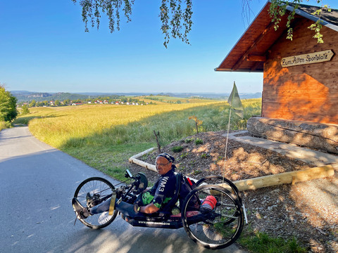 Abfahrt auf der "Alten Hohen Straße" nach Lichtenhain, hier an der Schutzhütte "Zum Alten Sportplatz"