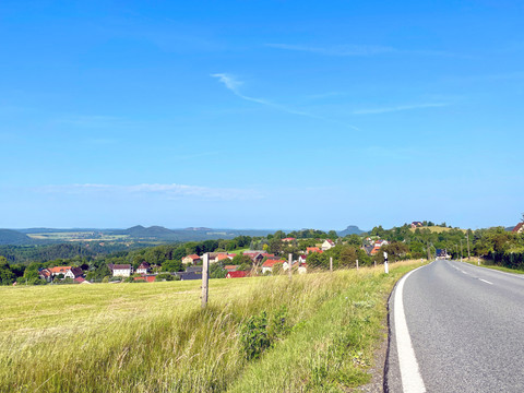 Von der Straße oberhalb bzw. vor Mittelndorf öffnet sich ein weiter Blick nach Südwesten zum südlichen sowie vorderen Teil der Sächsischen Schweiz