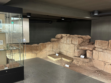 Grabungsmuseum, Mauern