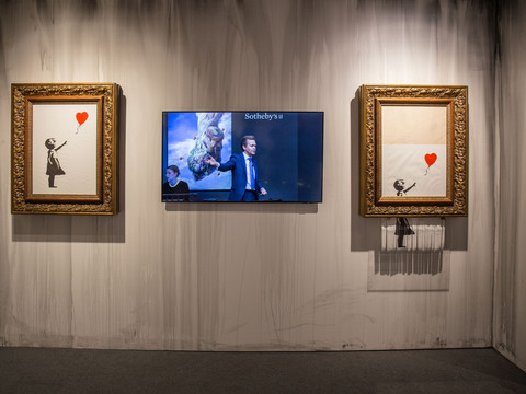 2 House of Banksy - Leipzig - Foto Andreas Schmidt.jpg Zwei Banksy-Bilder mit herzenfliegenden Mädchenrahmen eine Auktion auf einem Monitor.Two Banksy paintings with heart-flying girl frames an auction on a monitor.Dva Banksyho obrazy se srdcem letící dívky rámují aukci na monitoru.Dwa obrazy Banksy'ego z latającą dziewczynką z sercem oprawiają aukcję na monitorze.Twee Banksy-foto's met een hartvliegend meisje omlijsten een veiling op een monitor.Due immagini di Banksy con una ragazza con il cuore in volo inquadrano un'asta su un monitor.
