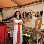 Heidi Köpp with an Egyptian lyre.jpg